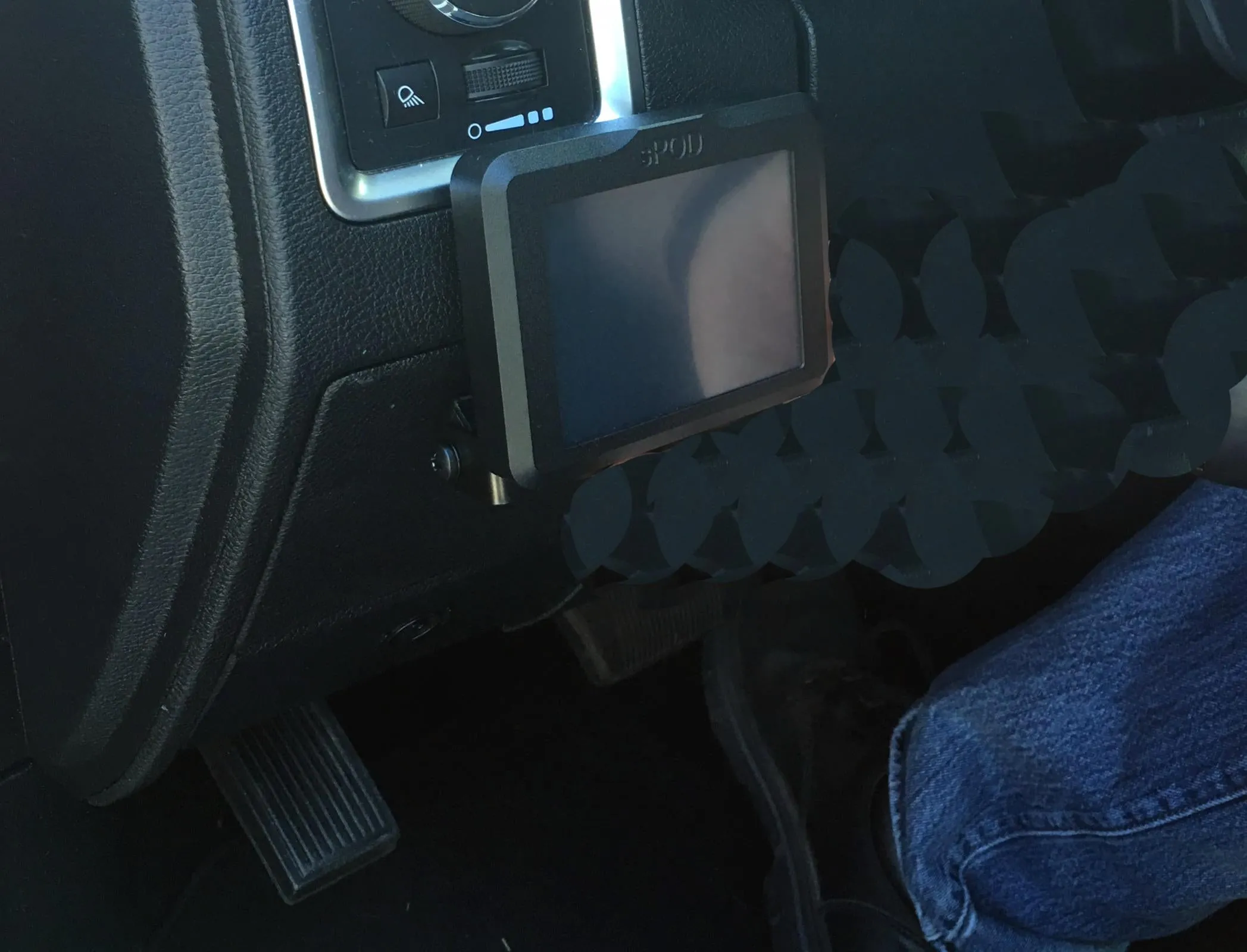 sPOD 8-Circuit SE Touchscreen System with 90° Source Mounting Bracket for 2004 and Older Toyota Trucks and Gen I Tacomas